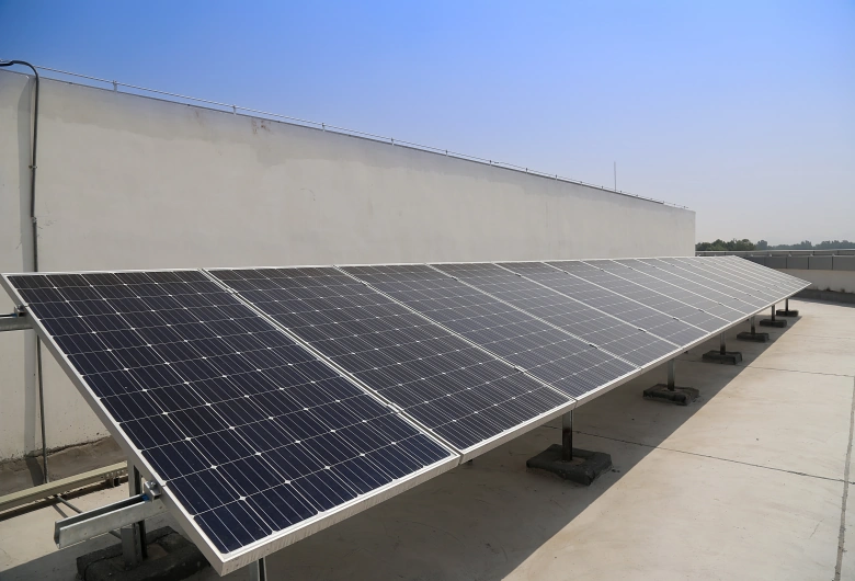 -Solar-Panel-untuk-Industri-Tips-Memilih-dan-Menginstal-Panel-Surya-untuk-Pabrik-dan-Pusat-Produksi-DCT-2.