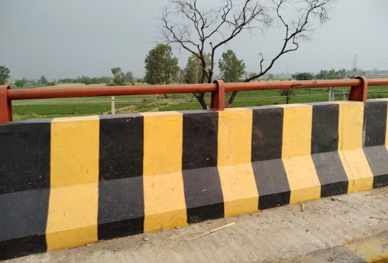 Crash-Barrier-Penghalang-Keselamatan-yang-Wajib-di-Setiap-Jalan-Tol-DCT-1