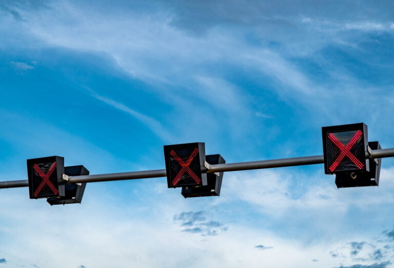 Peran-Penting-Warning-Light-dalam-Meningkatkan-Keamanan-di-Jalan-Tol-DCT-1