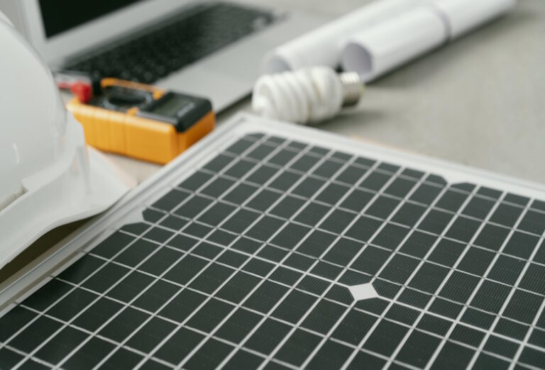 Pentingnya-Menggunakan-Jasa-Pemasangan-Solar-Cell-Terbaik-Untuk-Industri-DCT