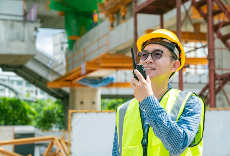 Rekomendasi Produk Walkie Talkie untuk Area Pabrik Manufaktur