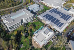 Kelebihan-Panel-Surya-untuk-Efisiensi-Energi-di-Industri-Green-Manufaktur-Dct-1