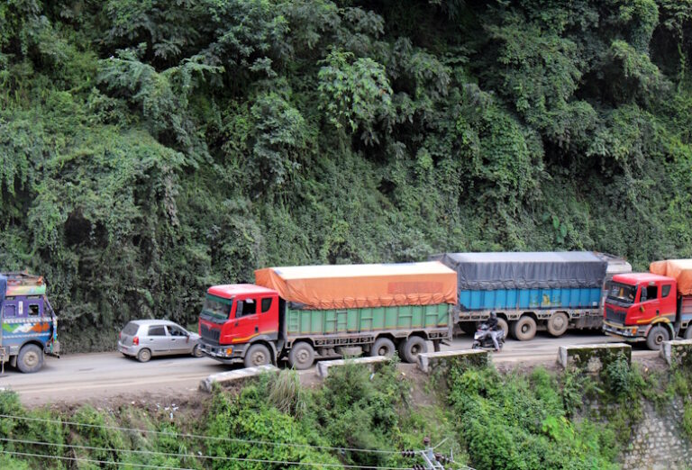 Urgensi-Jalan-Khusus-untuk-Kendaraan-Tambang-ODOL-di-Indonesia-DCT-1