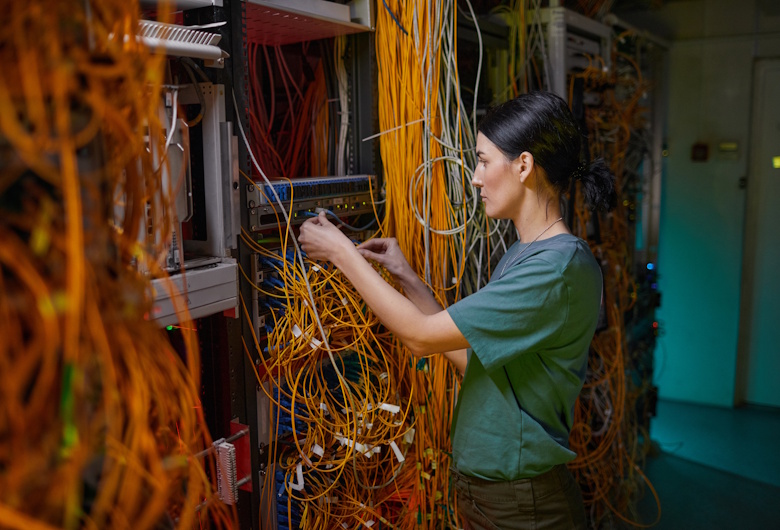Solusi-Koneksi-Stabil-untuk-Operasional-Industri-dengan-Instalasi-Fiber-Optik-DCT-2.
