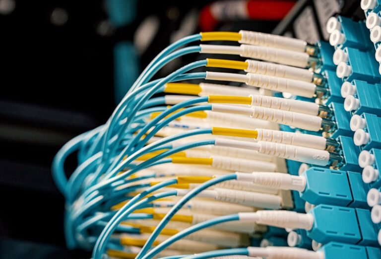 Integrasi-Fiber-Optik-dalam-Sistem-Otomasi-Industri-Modern-DCT