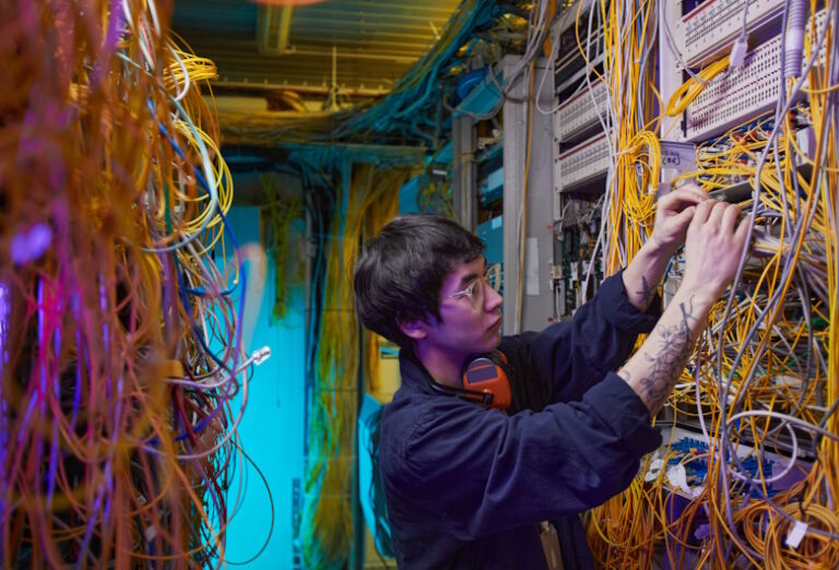 Rekomendasi-Jasa-Instalasi-Fiber-Optik-yang-Terpercaya-untuk-Industri-DCT