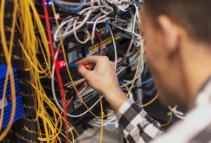 Cara-Pasang-Fiber-Optik-yang-Benar-untuk-Koneksi-Cepat-dan-Stabil-DCT