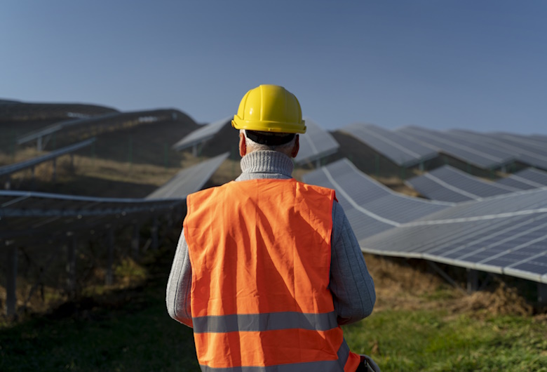 Jasa-Pasang-PLTS-Off-Grid-Terpercaya-untuk-Wilayah-Terpencil-DCT