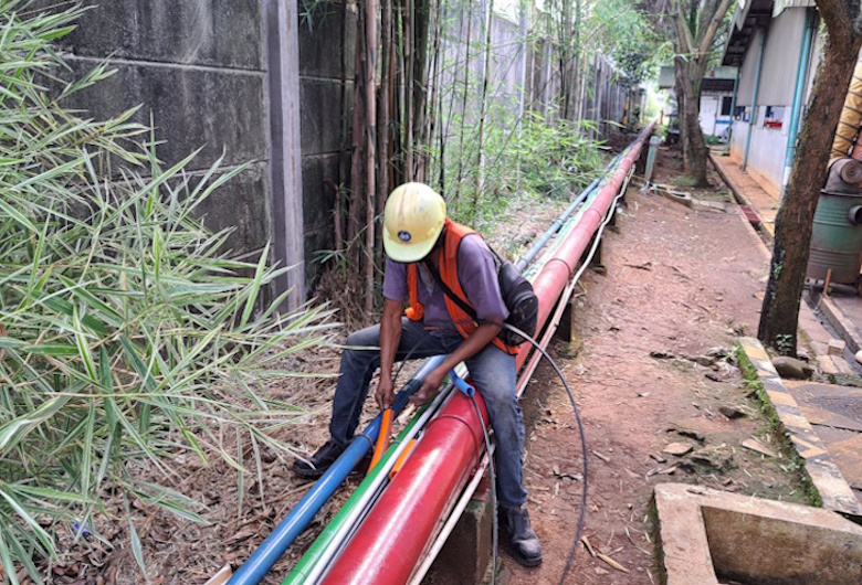 Mengatasi Hambatan Sinyal di Perkebunan dengan Pemasangan Kabel Fiber Optik