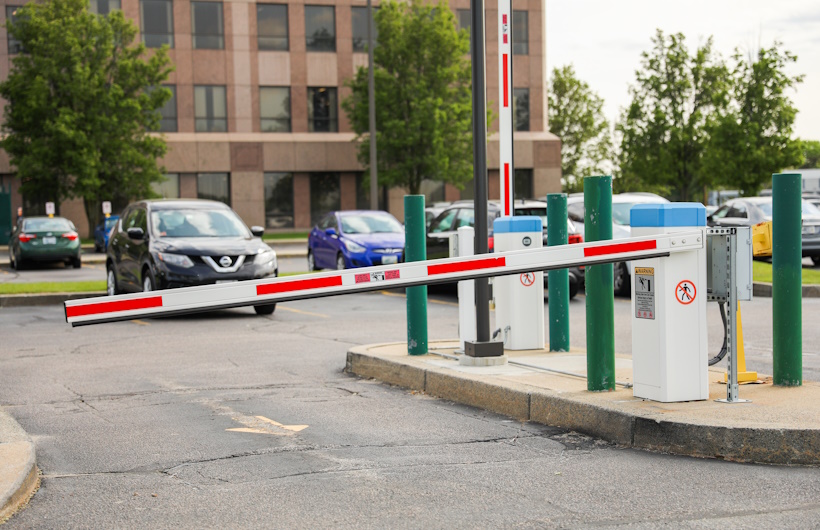 Integrasi Barrier Gate dengan Sistem RFID dan Akses Kontrol Kendaraan