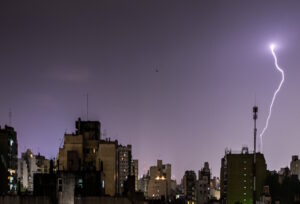 Penangkal-Petir-Gedung-Bertingkat-Sistem-Proteksi-Wajib-untuk-Bangunan-Tinggi-DCT