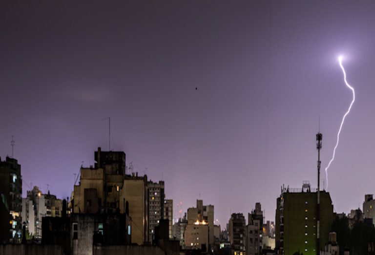 Penangkal-Petir-Gedung-Bertingkat-Sistem-Proteksi-Wajib-untuk-Bangunan-Tinggi-DCT