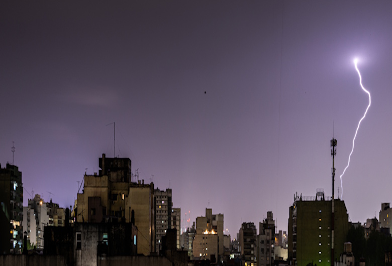 Penangkal-Petir-Gedung-Bertingkat-Sistem-Proteksi-Wajib-untuk-Bangunan-Tinggi-DCT